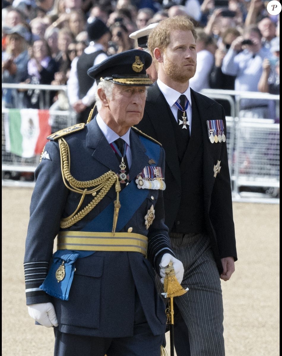 Le roi Charles III d'Angleterre, le prince Harry, duc de Sussex - Procession cérémonielle du cercueil de la reine Elisabeth II du palais de Buckingham à Westminster Hall à Londres. Le 14 septembre 2022