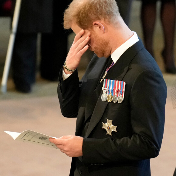 Le prince Harry, duc de Sussex, Meghan Markle, duchesse de Sussex - Intérieur - Procession cérémonielle du cercueil de la reine Elisabeth II du palais de Buckingham à Westminster Hall à Londres. Le 14 septembre 2022 