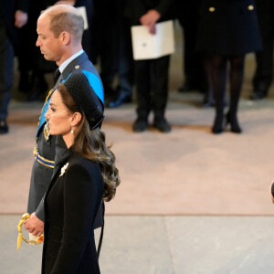 Le prince de Galles William, Kate Catherine Middleton, princesse de Galles, le prince Harry, duc de Sussex, Meghan Markle, duchesse de Sussex - Intérieur - Procession cérémonielle du cercueil de la reine Elisabeth II du palais de Buckingham à Westminster Hall à Londres. Le 14 septembre 2022 