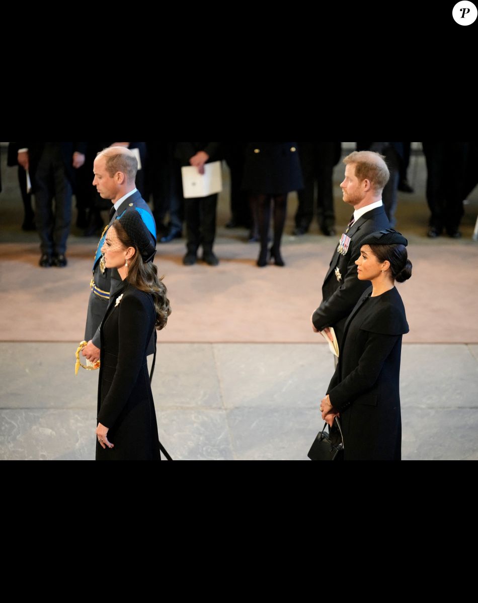 Le prince de Galles William, Kate Catherine Middleton, princesse de Galles, le prince Harry, duc de Sussex, Meghan Markle, duchesse de Sussex - Intérieur - Procession cérémonielle du cercueil de la reine Elisabeth II du palais de Buckingham à Westminster Hall à Londres. Le 14 septembre 2022