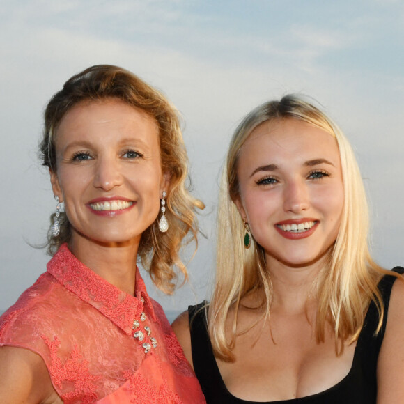 Exclusif - Alexandra Lamy et sa fille Chloé Jouannet - 6ème gala annuel de l'unité d'Antibes Juan les Pins, Vallauris, Golfe Juan, de la Croix Rouge française dans le cadre du prestigieux hôtel Eden Roc au Cap d'Antibes, le 2 juin 2018. Plus de 250 convives auront répondu présent à l'invitation de la présidente de l'unité locale. Cette année, c'est l'actrice A. Lamy qui est la marraine de la soirée. Les fonds récoltés pendant cette soirée seront dédiés aux actions sur le terrain au quotidien (centre de santé, aide alimentaire, samu social, insertion professionnelle des jeunes, formations aux premiers secours) ainsi que à l'achat de matériel d'urgence et de secours. © Bruno Bebert/Bestimage 