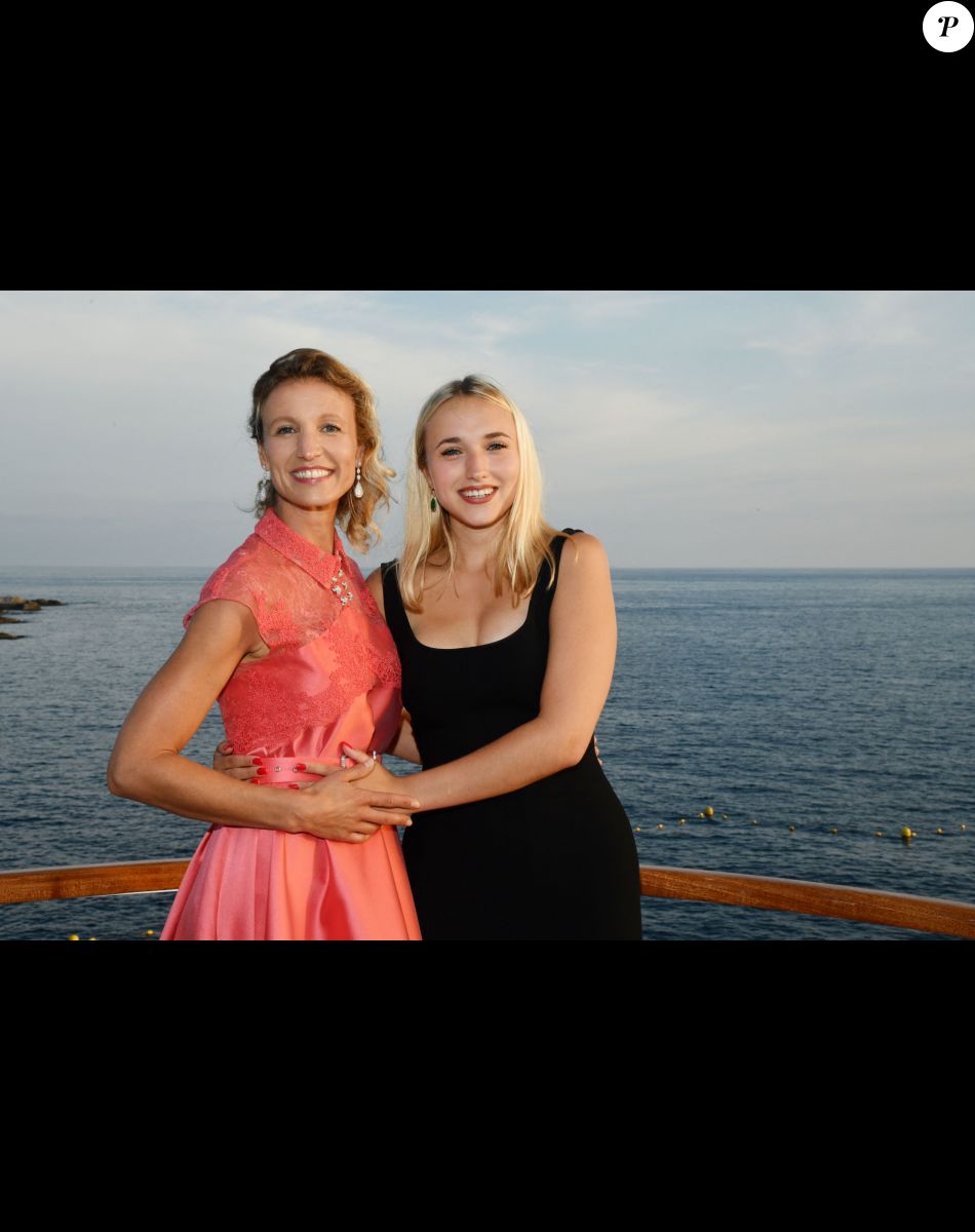 Exclusif - Alexandra Lamy et sa fille Chloé Jouannet - 6ème gala annuel de l'unité d'Antibes Juan les Pins, Vallauris, Golfe Juan, de la Croix Rouge française dans le cadre du prestigieux hôtel Eden Roc au Cap d'Antibes, le 2 juin 2018. Plus de 250 convives auront répondu présent à l'invitation de la présidente de l'unité locale. Cette année, c'est l'actrice A. Lamy qui est la marraine de la soirée. Les fonds récoltés pendant cette soirée seront dédiés aux actions sur le terrain au quotidien (centre de santé, aide alimentaire, samu social, insertion professionnelle des jeunes, formations aux premiers secours) ainsi que à l'achat de matériel d'urgence et de secours. © Bruno Bebert/Bestimage