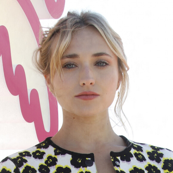 Chloé Jouannet au photocall de la saison 2 de la série "Derby Girl" lors de la 5ème saison du festival International des Séries "Canneseries" à Cannes, France, le 4 avril 2022. © Denis Guignebourg/Bestimage 