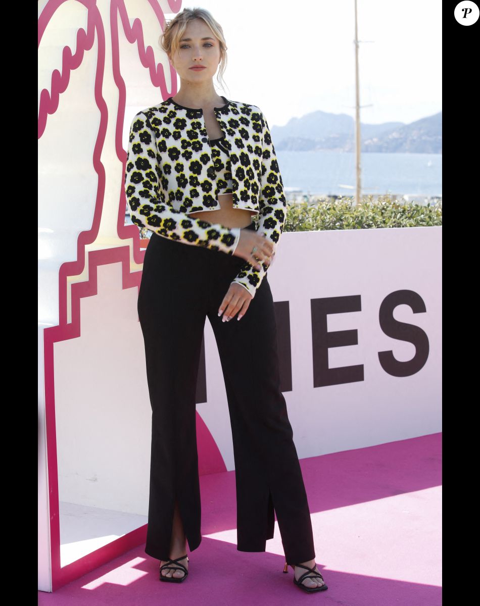 Chloé Jouannet au photocall de la saison 2 de la série "Derby Girl" lors de la 5ème saison du festival International des Séries "Canneseries" à Cannes, France, le 4 avril 2022. © Denis Guignebourg/Bestimage