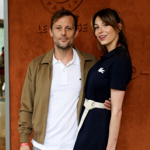 Nicolas Duvauchelle et sa compagne Chloé Roy au village lors des Internationaux de France de Tennis de Roland Garros 2022 à Paris, France, le 5 juin 2022. © Dominique Jacovides/Bestimage 