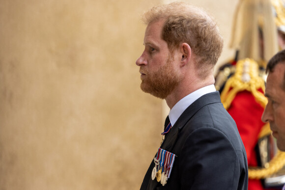 Le prince Harry - Procession pédestre des membres de la famille royale depuis la grande cour du château de Windsor jusqu'à la Chapelle Saint-Georges, où se tient la cérémonie funèbre des funérailles d'Etat de la reine Elizabeth II d'Angleterre. Windsor, le 19 septembre 2022.