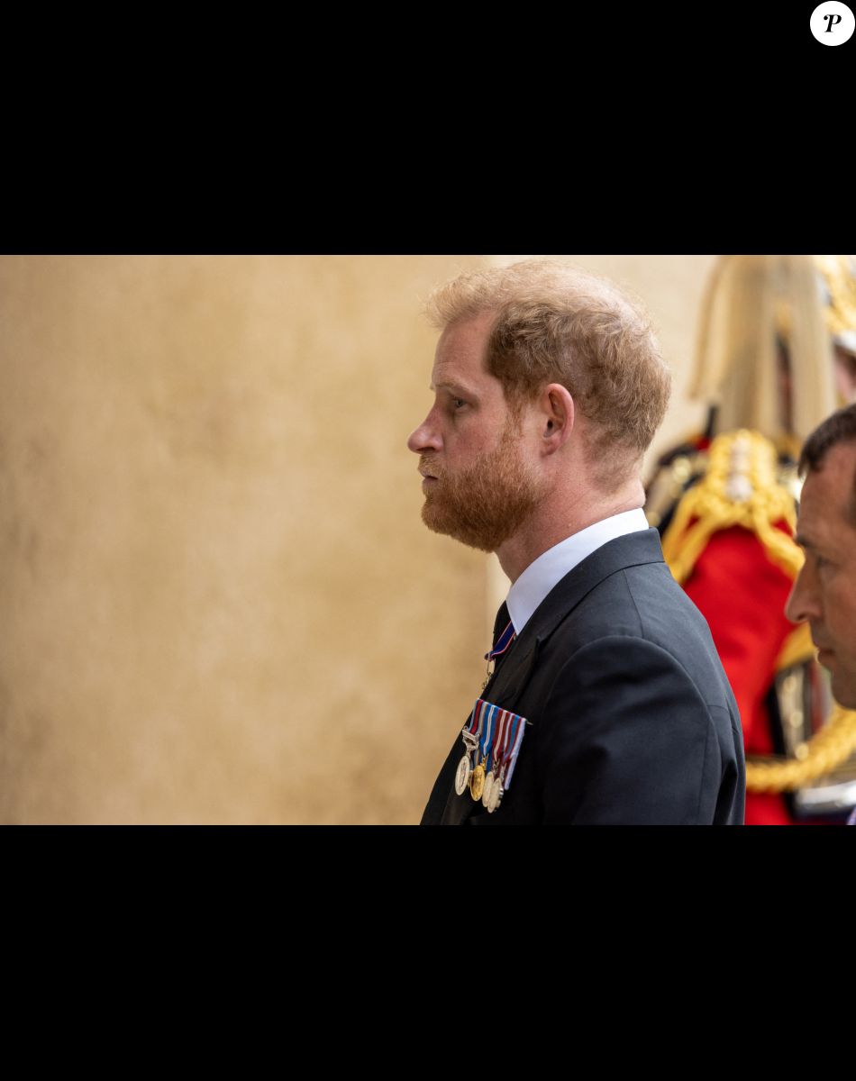 Le prince Harry - Procession pédestre des membres de la famille royale depuis la grande cour du château de Windsor jusqu'à la Chapelle Saint-Georges, où se tient la cérémonie funèbre des funérailles d'Etat de la reine Elizabeth II d'Angleterre. Windsor, le 19 septembre 2022.
