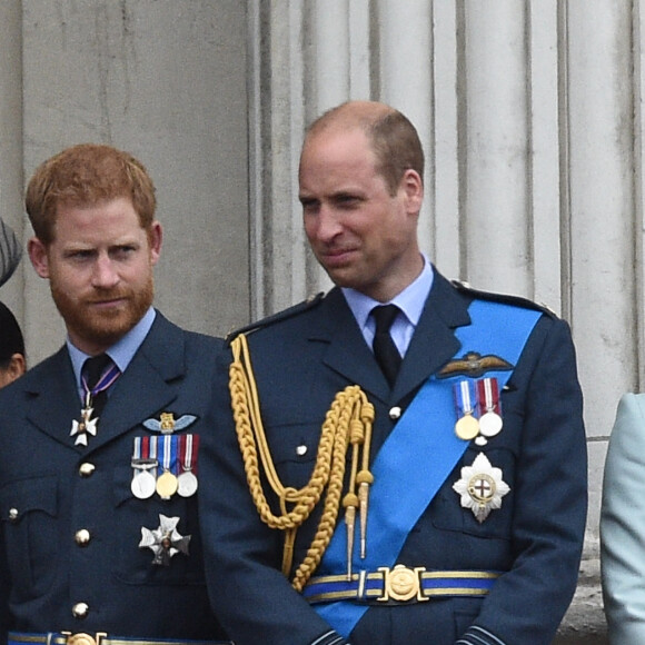 La reine Elizabeth II d'Angleterre, Meghan Markle, le prince Harry, le prince William, Kate Middleton - La famille royale d'Angleterre lors de la parade aérienne de la RAF pour le centième anniversaire au palais de Buckingham à Londres. Le 10 juillet 2018.