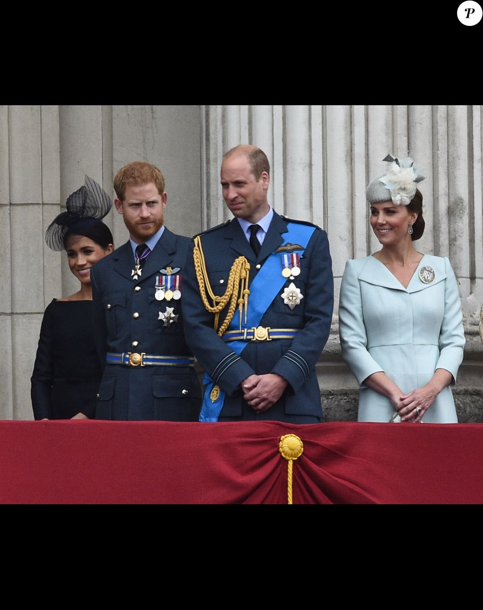 La reine Elizabeth II d'Angleterre, Meghan Markle, le prince Harry, le prince William, Kate Middleton - La famille royale d'Angleterre lors de la parade aérienne de la RAF pour le centième anniversaire au palais de Buckingham à Londres. Le 10 juillet 2018.