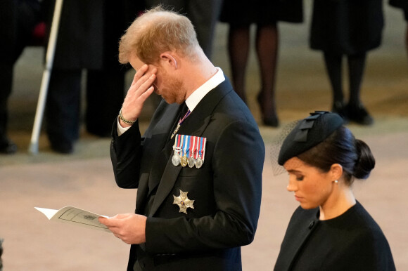 Le prince Harry, Meghan Markle - Procession cérémonielle du cercueil de la reine Elizabeth II du palais de Buckingham à Westminster Hall à Londres. Le 14 septembre 2022.