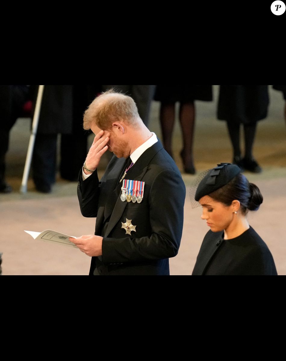 Le prince Harry, Meghan Markle - Procession cérémonielle du cercueil de la reine Elizabeth II du palais de Buckingham à Westminster Hall à Londres. Le 14 septembre 2022.