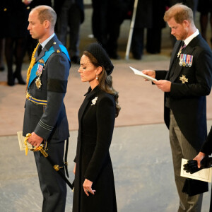 Le prince William, Kate Middleton, le prince Harry, Meghan Markle - Procession cérémonielle du cercueil de la reine Elizabeth II du palais de Buckingham à Westminster Hall à Londres. Le 14 septembre 2022.