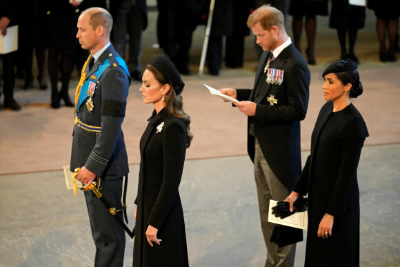 Le prince William, Kate Middleton, le prince Harry, Meghan Markle - Procession cérémonielle du cercueil de la reine Elizabeth II du palais de Buckingham à Westminster Hall à Londres. Le 14 septembre 2022.