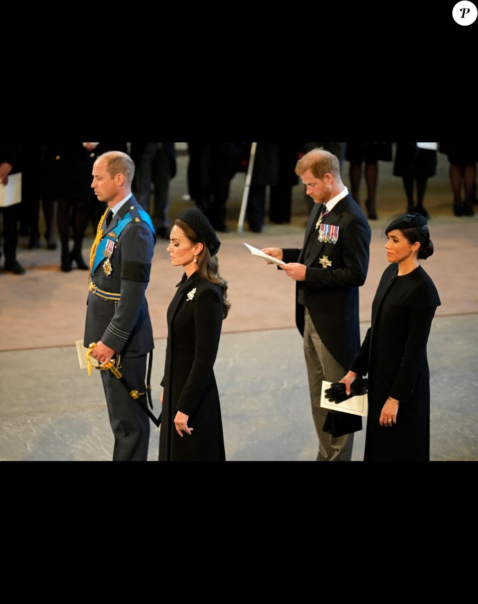 Le prince William, Kate Middleton, le prince Harry, Meghan Markle - Procession cérémonielle du cercueil de la reine Elizabeth II du palais de Buckingham à Westminster Hall à Londres. Le 14 septembre 2022.