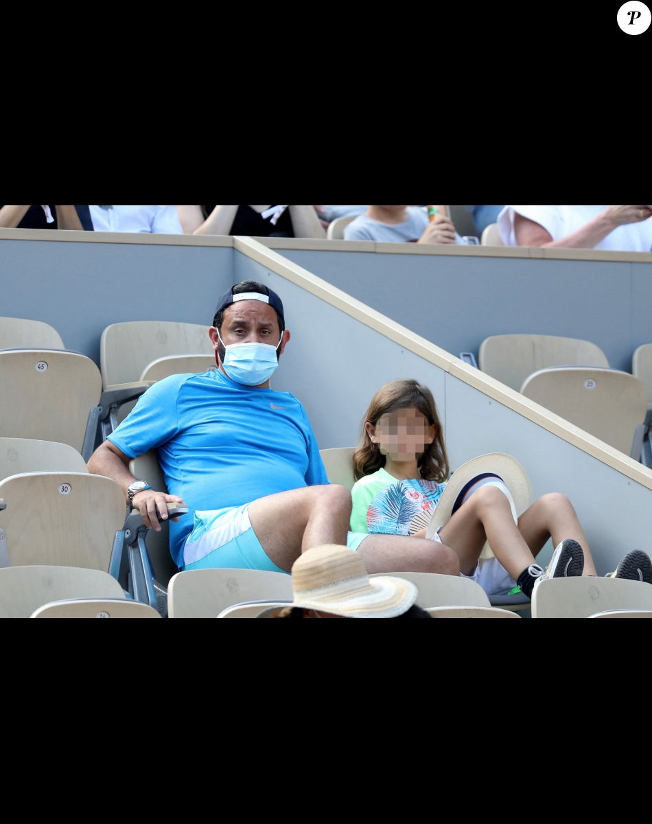 Cyril Hanouna et son fils Lino - People dans les tribunes des Internationaux de France de Tennis de Roland Garros à Paris. Le 9 juin 2021 © Dominique Jacovides / Bestimage