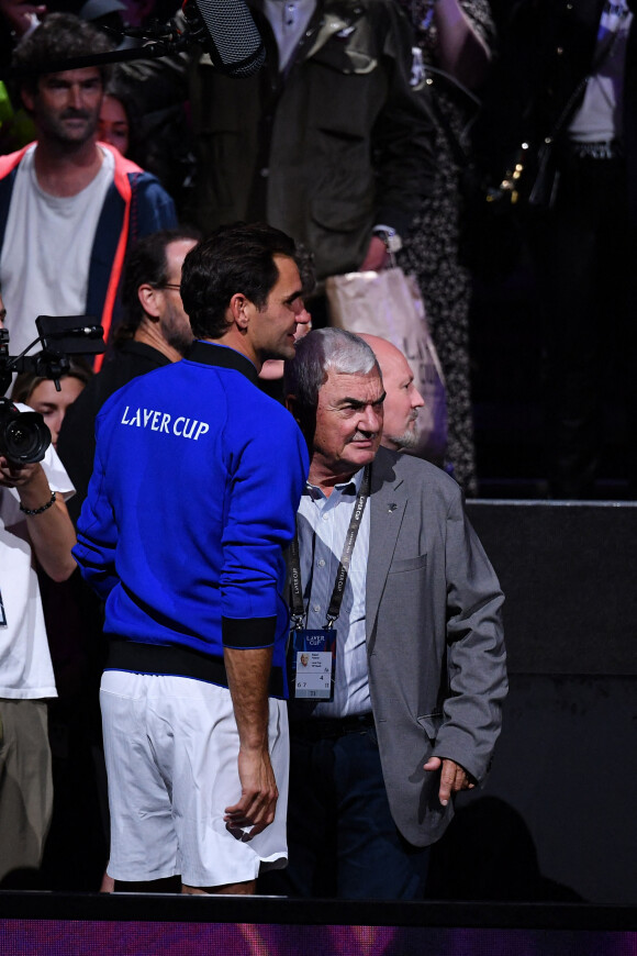 Roger Federer (Sui) et son père - Tennis : Roger Federer, tire sa révérence en larmes, lors de Laver Cup à l'O2 Arena de Londres le 23 septembre 2022. La paire Federer/Nadal (Europe) s'est inclinée face à Sock/Tiafoe (Reste du monde) 4-6, 7-6 (7/2), 11-9. © Antoine Couvercelle / Panoramic / Bestimage 