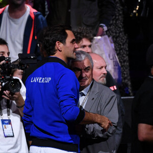 Roger Federer (Sui) et son père - Tennis : Roger Federer, tire sa révérence en larmes, lors de Laver Cup à l'O2 Arena de Londres le 23 septembre 2022. La paire Federer/Nadal (Europe) s'est inclinée face à Sock/Tiafoe (Reste du monde) 4-6, 7-6 (7/2), 11-9. © Antoine Couvercelle / Panoramic / Bestimage 