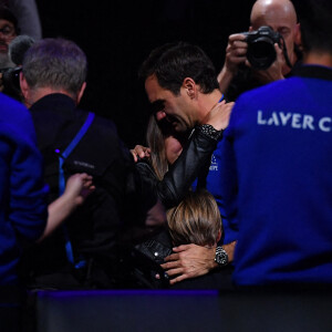 Roger Federer et ses enfants - Tennis : Roger Federer, tire sa révérence en larmes, lors de Laver Cup à l'O2 Arena de Londres le 23 septembre 2022. La paire Federer/Nadal (Europe) s'est inclinée face à Sock/Tiafoe (Reste du monde) 4-6, 7-6 (7/2), 11-9. © Antoine Couvercelle / Panoramic / Bestimage 