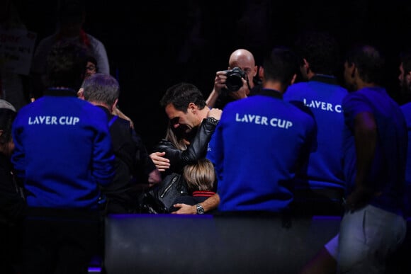 Roger Federer et ses enfants - Tennis : Roger Federer, tire sa révérence en larmes, lors de Laver Cup à l'O2 Arena de Londres le 23 septembre 2022. La paire Federer/Nadal (Europe) s'est inclinée face à Sock/Tiafoe (Reste du monde) 4-6, 7-6 (7/2), 11-9. © Antoine Couvercelle / Panoramic / Bestimage 