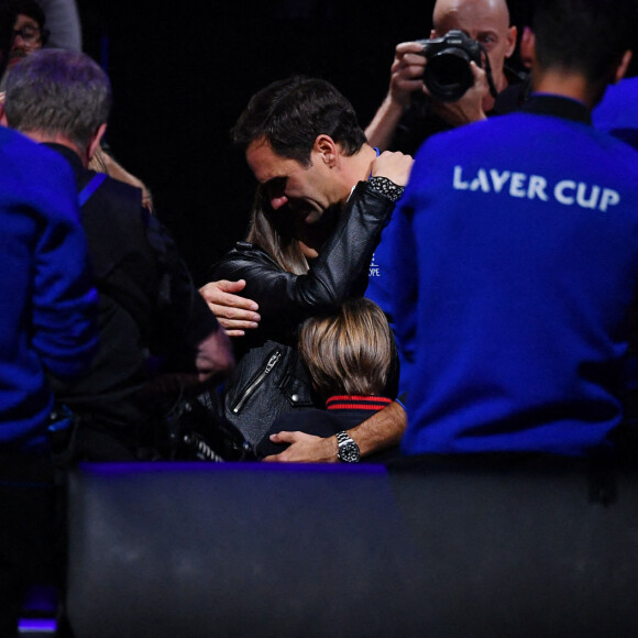 Roger Federer et ses enfants - Tennis : Roger Federer, tire sa révérence en larmes, lors de Laver Cup à l'O2 Arena de Londres le 23 septembre 2022. La paire Federer/Nadal (Europe) s'est inclinée face à Sock/Tiafoe (Reste du monde) 4-6, 7-6 (7/2), 11-9. © Antoine Couvercelle / Panoramic / Bestimage 