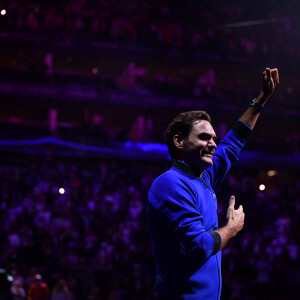 Roger Federer (Sui) - Tennis : Roger Federer, tire sa révérence en larmes, lors de Laver Cup à l'O2 Arena de Londres le 23 septembre 2022. La paire Federer/Nadal (Europe) s'est inclinée face à Sock/Tiafoe (Reste du monde) 4-6, 7-6 (7/2), 11-9. © Antoine Couvercelle / Panoramic / Bestimage 