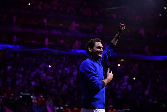 Roger Federer (Sui) - Tennis : Roger Federer, tire sa révérence en larmes, lors de Laver Cup à l'O2 Arena de Londres le 23 septembre 2022. La paire Federer/Nadal (Europe) s'est inclinée face à Sock/Tiafoe (Reste du monde) 4-6, 7-6 (7/2), 11-9. © Antoine Couvercelle / Panoramic / Bestimage 