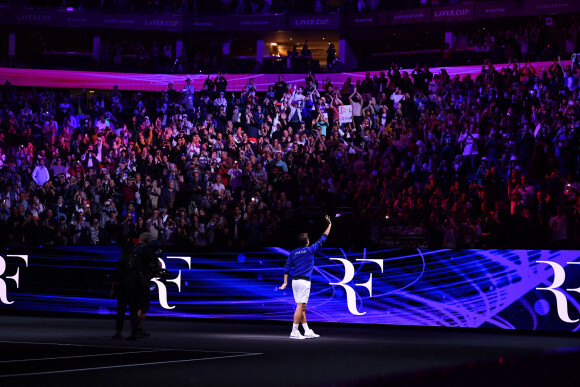 Roger Federer (Sui) - Tennis : Roger Federer, tire sa révérence en larmes, lors de Laver Cup à l'O2 Arena de Londres le 23 septembre 2022. La paire Federer/Nadal (Europe) s'est inclinée face à Sock/Tiafoe (Reste du monde) 4-6, 7-6 (7/2), 11-9. © Antoine Couvercelle / Panoramic / Bestimage 