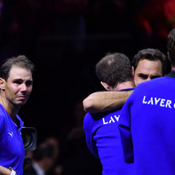 Roger Federer (Sui) , Rafael Nadal (Esp) , Stefanos Tsitsipas (Gre) , Novak Djokovic (Ser) - Tennis : Roger Federer, tire sa révérence en larmes, lors de Laver Cup à l'O2 Arena de Londres le 23 septembre 2022. La paire Federer/Nadal (Europe) s'est inclinée face à Sock/Tiafoe (Reste du monde) 4-6, 7-6 (7/2), 11-9. © Antoine Couvercelle / Panoramic / Bestimage 