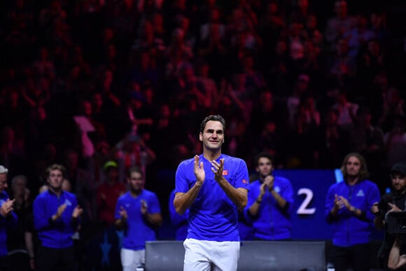 Roger Federer (Sui) , Rafael Nadal (Esp) , Stefanos Tsitsipas (Gre) , Novak Djokovic (Ser) - Tennis : Roger Federer, tire sa révérence en larmes, lors de Laver Cup à l'O2 Arena de Londres. La paire Federer/Nadal (Europe) s'est inclinée face à Sock/Tiafoe (Reste du monde) 4-6, 7-6 (7/2), 11-9. © Antoine Couvercelle / Panoramic / Bestimage 