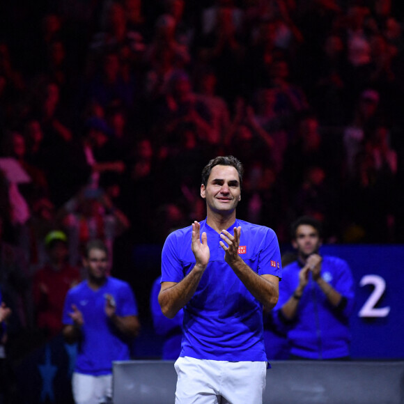 Roger Federer (Sui) , Rafael Nadal (Esp) , Stefanos Tsitsipas (Gre) , Novak Djokovic (Ser) - Tennis : Roger Federer, tire sa révérence en larmes, lors de Laver Cup à l'O2 Arena de Londres. La paire Federer/Nadal (Europe) s'est inclinée face à Sock/Tiafoe (Reste du monde) 4-6, 7-6 (7/2), 11-9. © Antoine Couvercelle / Panoramic / Bestimage 