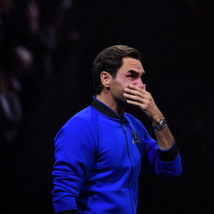 Roger Federer - Tennis : Roger Federer, tire sa révérence en larmes, lors de Laver Cup à l'O2 Arena de Londres le 23 septembre 2022. La paire Federer/Nadal (Europe) s'est inclinée face à Sock/Tiafoe (Reste du monde) 4-6, 7-6 (7/2), 11-9. © Antoine Couvercelle / Panoramic / Bestimage  Tennis: Roger Federer bows out in tears during the Laver Cup at the O2 Arena in London on September 23, 2022. The pair Federer / Nadal (Europe) lost to Sock / Tiafoe (Rest of the world) 4 -6, 7-6 (7/2), 11-9. 