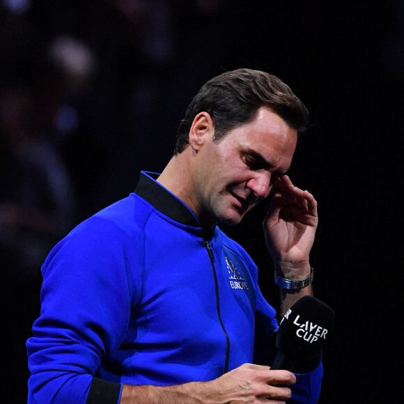 Roger Federer - Tennis : Roger Federer, tire sa révérence en larmes, lors de Laver Cup à l'O2 Arena de Londres le 23 septembre 2022. La paire Federer/Nadal (Europe) s'est inclinée face à Sock/Tiafoe (Reste du monde) 4-6, 7-6 (7/2), 11-9. © Antoine Couvercelle / Panoramic / Bestimage  Tennis: Roger Federer bows out in tears during the Laver Cup at the O2 Arena in London on September 23, 2022. The pair Federer / Nadal (Europe) lost to Sock / Tiafoe (Rest of the world) 4 -6, 7-6 (7/2), 11-9. 