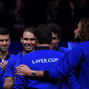 Roger Federer (Sui) , Rafael Nadal (Esp) , Stefanos Tsitsipas (Gre) , Novak Djokovic (Ser) - Tennis : Roger Federer, tire sa révérence en larmes, lors de Laver Cup à l'O2 Arena de Londres le 23 septembre 2022. La paire Federer/Nadal (Europe) s'est inclinée face à Sock/Tiafoe (Reste du monde) 4-6, 7-6 (7/2), 11-9. © Antoine Couvercelle / Panoramic / Bestimage  Tennis: Roger Federer bows out in tears during the Laver Cup at the O2 Arena in London on September 23, 2022. The pair Federer / Nadal (Europe) lost to Sock / Tiafoe (Rest of the world) 4 -6, 7-6 (7/2), 11-9. 