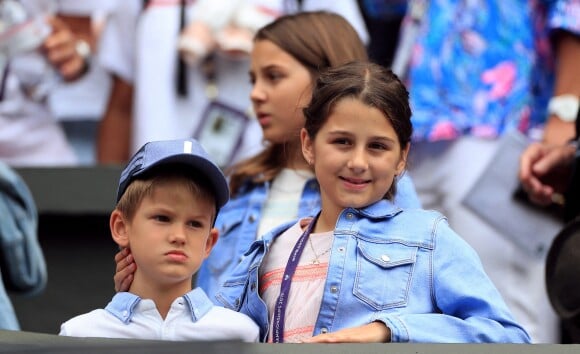 Charlene Riva et Myla Rose Federer et l'un des fils de Roger Federer lors de son match contre Lloyd Harris à Wimbledon le 2 juillet 2019.