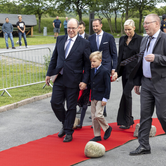 Le prince Haakon de Norvège, le prince Albert II de Monaco, la princesse Charlene, le prince Jacques et la princesse Gabriella - Le prince Albert II de Monaco inaugure l'exposition l'exposition "Sailing the Sea of Science, Scientist and explorer. Prince Albert Ier and the early norwegian exploration of Svalbard " au Fram Museum à Oslo le 22 juin 2022. Cette exposition, proposée par le Fram Museum en coopération avec le Comité Albert Ier, avec la contribution des Archives du Palais princier, de l'Institut audiovisuel de Monaco et du Musée océanographique de Monaco, retrace les campagnes scientifiques du Prince Albert Ier au Spitzberg, île principale du Svalbard, en 1898, 1899, 1906 et 1907. Plus tôt dans la journée, le Prince Albert II et la Princesse Charlène étaient les invités du Roi Harald V et de la Reine Sonja de Norvège pour un déjeuner dans leur résidence privée Bygdø Kongsgaard Le jeudi 23 juin, à Longyearbyen capitale du Spitzberg, S.A.S. le Prince Albert II dévoilera un buste en bronze du Prince Albert Ier offert à l'Institut polaire Norvégien de Longyearbyen en mémoire de ses nombreuses expéditions arctiques et de ses liens avec les explorateurs norvégiens Ce voyage commémoratif se poursuivra par une croisière privée à bord du commandant Charcot qui naviguera de Longyearbyen à Longyearbyen jusqu'au 80e degré nord en suivant l'itinéraire emprunté par le Prince Albert Ier lors de ses campagnes. 