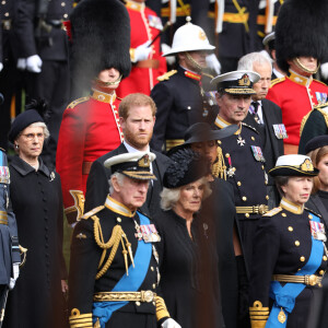 Le roi Charles III d'Angleterre, la reine consort Camilla Parker Bowles, le prince Harry, duc de Sussex, Meghan Markle, duchesse de Sussex, la princesse Anne - Procession du cercueil de la reine Elizabeth II d'Angleterre de l'Abbaye de Westminster à Wellington Arch à Hyde Park Corner 