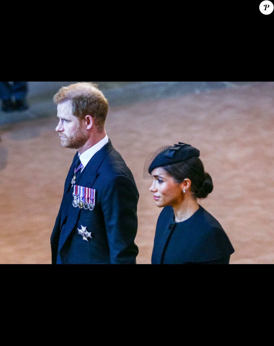 Le prince Harry et Meghan Markle - Procession cérémonielle du cercueil de la reine Elisabeth II du palais de Buckingham à Westminster Hall à Londres le 14 septembre 2022. © Photoshot / Panoramic / Bestimage