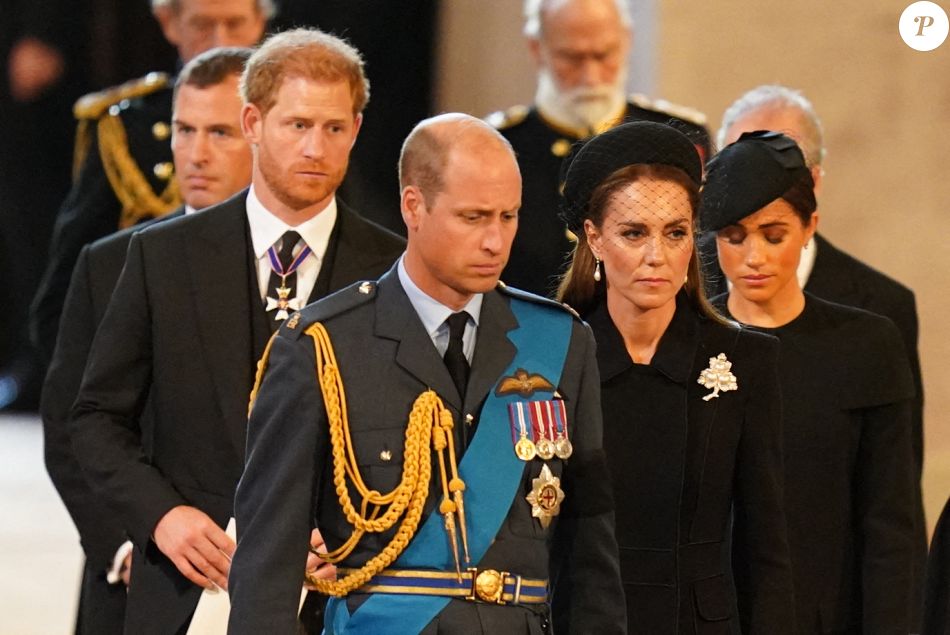 Le prince Harry, duc de Sussex, Meghan Markle, duchesse de Sussex, Kate Catherine Middleton, princesse de Galles, le prince de Galles William - Intérieur - Procession cérémonielle du cercueil de la reine Elisabeth II du palais de Buckingham à Westminster Hall à Londres. Le 14 septembre 2022   