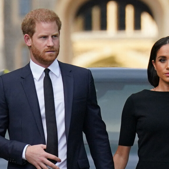 Le prince Harry, duc de Sussex et Meghan Markle, duchesse de Sussex à la rencontre de la foule devant le château de Windsor, suite au décès de la reine Elisabeth II d'Angleterre. Le 10 septembre 2022 