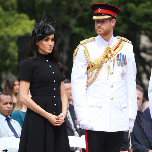 Le prince Harry, duc de Sussex, et Meghan Markle, duchesse de Sussex, enceinte, déposent une couronne au monument de guerre de l'ANZAC à Sydney, le 20 octobre 2018. 