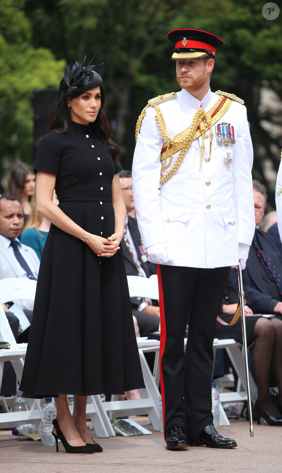 Le prince Harry, duc de Sussex, et Meghan Markle, duchesse de Sussex, enceinte, déposent une couronne au monument de guerre de l'ANZAC à Sydney, le 20 octobre 2018. 
