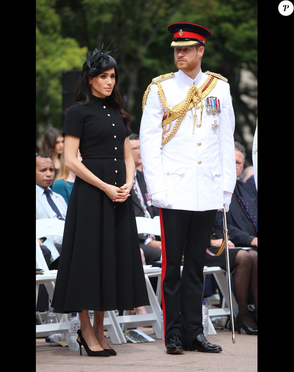 Le prince Harry, duc de Sussex, et Meghan Markle, duchesse de Sussex, enceinte, déposent une couronne au monument de guerre de l'ANZAC à Sydney, le 20 octobre 2018.