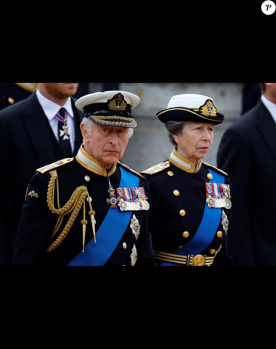 Le roi Charles III d'Angleterre, la princesse Anne - Procession du cercueil de la reine Elizabeth II d'Angleterre de Wesminster Hall où il était exposé au public, jusqu'à l'Abbaye de Westminster. Le cercueil est installé sur l'affût du canon, puis tiré par 142 marins de la Royal Navy à l'aide de cordages, dans la plus pure tradition de la monarchie britannique. Cette tradition remonte aux funérailles d'Etat de la reine Victoria en février 1901. Londres, le 19 septembre 2022. © Sarah Meyssonnier / PA via Bestimage