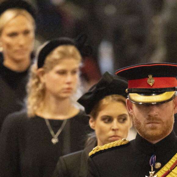 Le prince Harry, duc de Sussex, Zara Phillips (Zara Tindall), Louise Mountbatten-Windsor (Lady Louise Windsor) et la princesse Beatrice d'York - Veillée des petits-enfants de la reine Elizabeth II au Westminster Hall à Londres, Royaume Uni, le 17 septembre 2022.