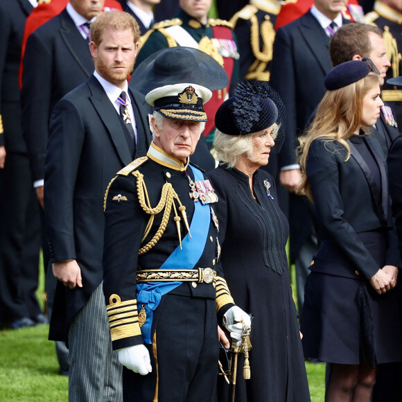 Le roi Charles III d'Angleterre, la reine consort Camilla Parker Bowles, le prince Harry, duc de Sussex, la princesse Beatrice d'York - Procession du cercueil de la reine Elizabeth II d'Angleterre de l'Abbaye de Westminster à Wellington Arch à Hyde Park Corner. Le 19 septembre 2022