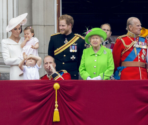 Kate Catherine Middleton, duchesse de Cambridge, la princesse Charlotte, le prince George, le prince William, le prince Harry, la reine Elisabeth II d'Angleterre, le prince Edward, comte de Wessex et le prince Philip, duc d'Edimbourg - La famille royale d'Angleterre au balcon du palais de Buckingham lors de la parade "Trooping The Colour" à l'occasion du 90ème anniversaire de la reine. Le 11 juin 2016 
