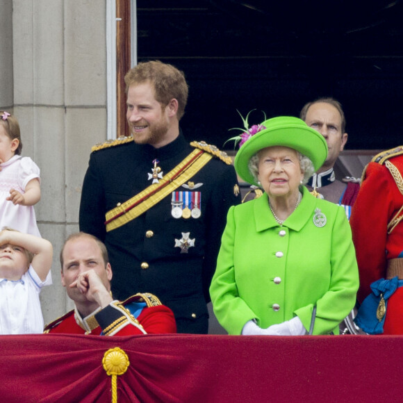 Kate Catherine Middleton, duchesse de Cambridge, la princesse Charlotte, le prince George, le prince William, le prince Harry, la reine Elisabeth II d'Angleterre, le prince Edward, comte de Wessex et le prince Philip, duc d'Edimbourg - La famille royale d'Angleterre au balcon du palais de Buckingham lors de la parade "Trooping The Colour" à l'occasion du 90ème anniversaire de la reine. Le 11 juin 2016 