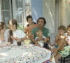 Richard Bohringer en famille avec sa femme Astrid et ses enfant  Mathieu (10 ans), Romane (15 ans) et Richard (1 an), et d'autres petits en 1988