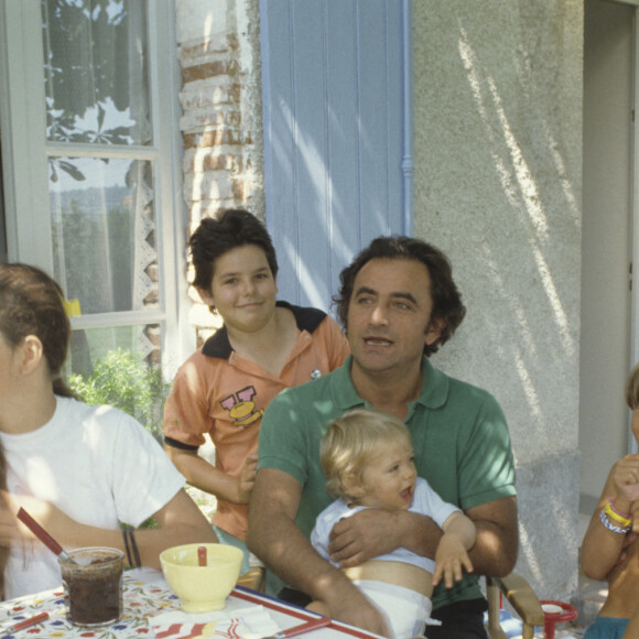 Richard Bohringer en famille avec sa femme Astrid et ses enfant  Mathieu (10 ans), Romane (15 ans) et Richard (1 an), et d'autres petits en 1988