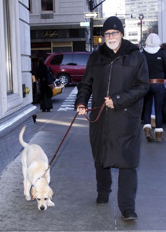 René Angelil promène son chien à New York, le 8 février 2010 !